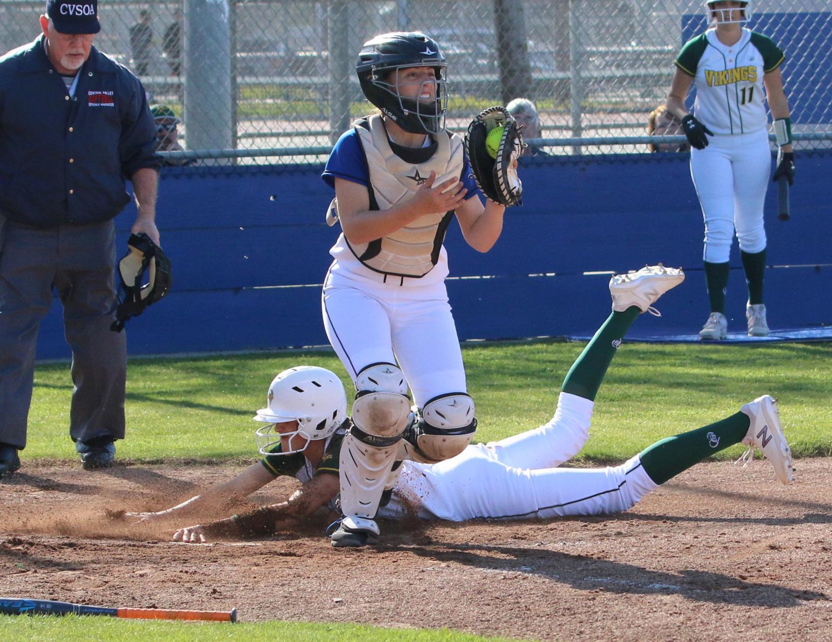 Vikings hold down Huskies
